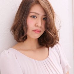 ハイトーンミディアムボブ